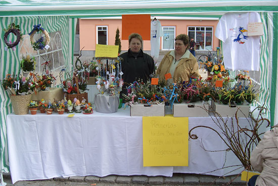 Stande des Ostermarkts in Aidenbach