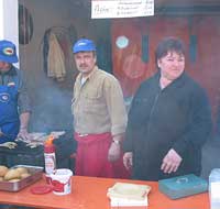 Beim Bratwürschtlstand und beim Ausschank geht jeder Tropfen an KUNO