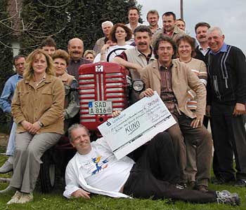 Spendenscheckübergabe - Ein starkes Team: die Bulldogfreunde Meßnerskreith (rechts Vorsitzender Rainer Böhm und liegend Dr. Michael Reng