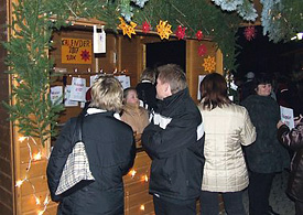 Einer der vielen festlich dekorierten Stände, um die sich die Besucher scharten